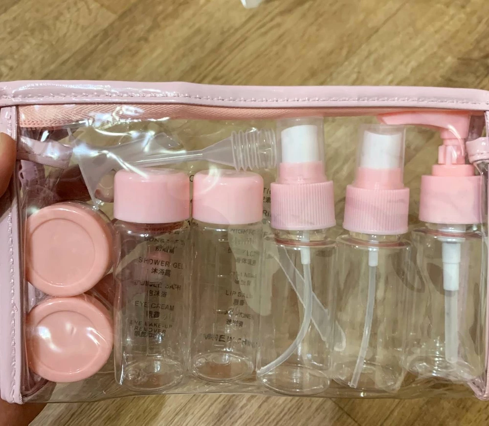 Красивый набор , много что можно взять с собой в поездку - это очень удобно , так же есть надписи для баночек для простоты в использовании 🙂