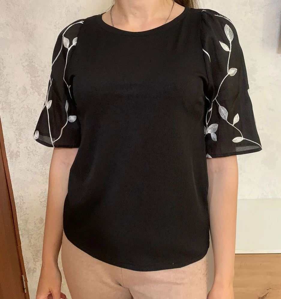 Красивая блузка. На параметры 90-74-94 отлично подошёл 44 размер. За счёт рукавов блузка нарядная. На рост 172 см длина отличная! Ткань приятная к телу. Рекомендую!