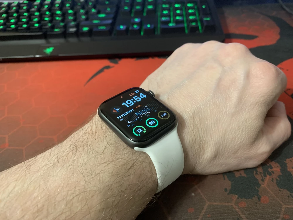 На 4 apple watch 42mm подошел нормально Но на моём запястье застегнулся в притык на последнем отверстие (обьём запястья 18см)
По качеству всё отлично.