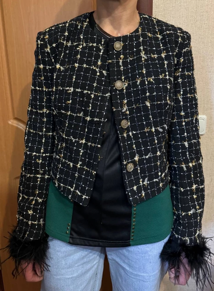 Жакет топ,очень стильный ,село отлично вообще ,перышки очень красиво смотрятся