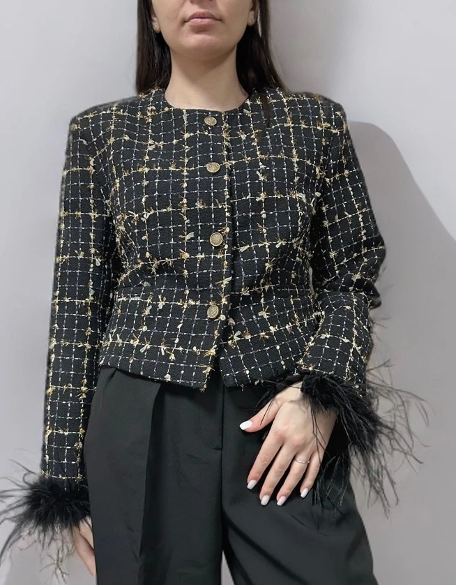 Стильный, твидовый жакет хорошего качества! Размер соответствует. Прошито все аккуратно! Понравился фасон и цвет жакета, спасибо большое)