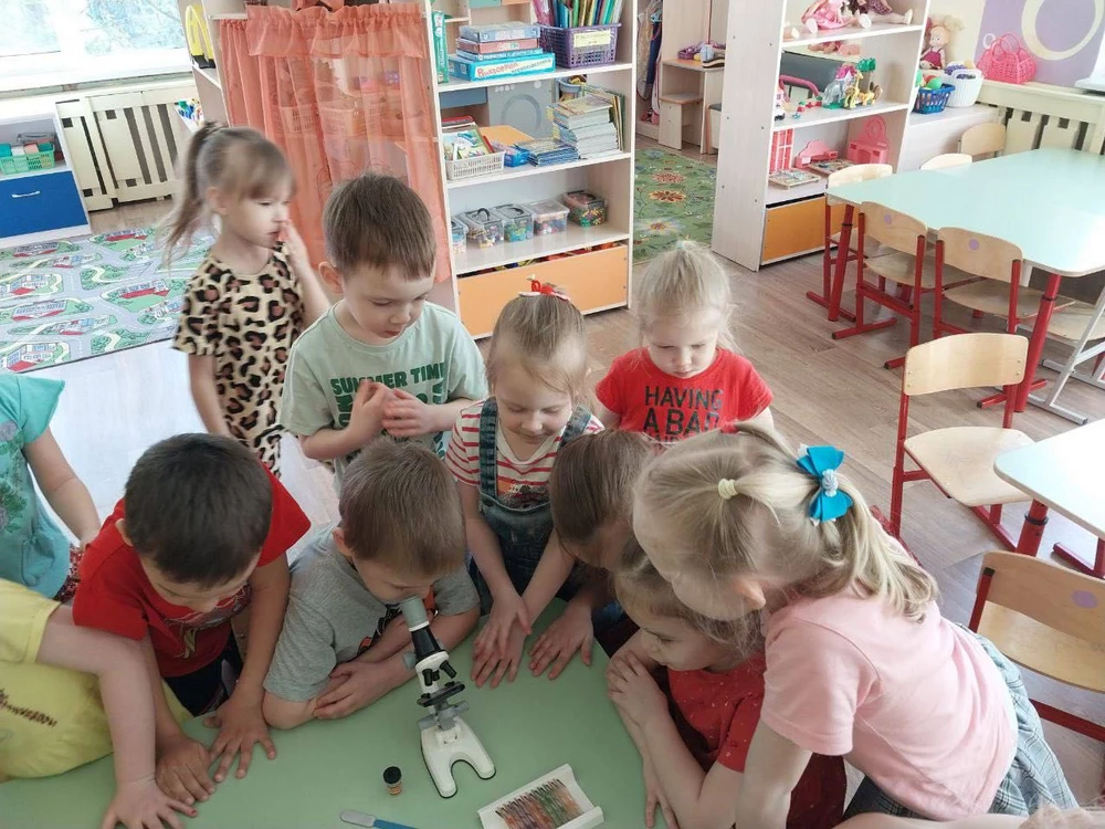 Купил микроскоп для племянника, давно просил, очень любит все подобное-опыты, исследования. Ребенок был просто счастлив. Комплектация полная, как заявлена у продавца, прост в использовании, со всем ребенок разобрался сам.