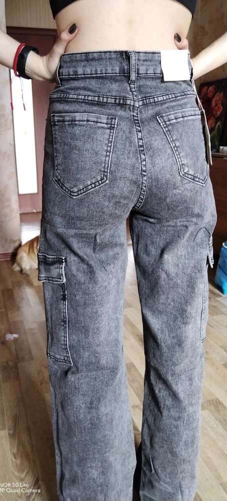 Плотненькая джинсах. Нитки торчат, но не критично. Талия высокая. Дочери понравились