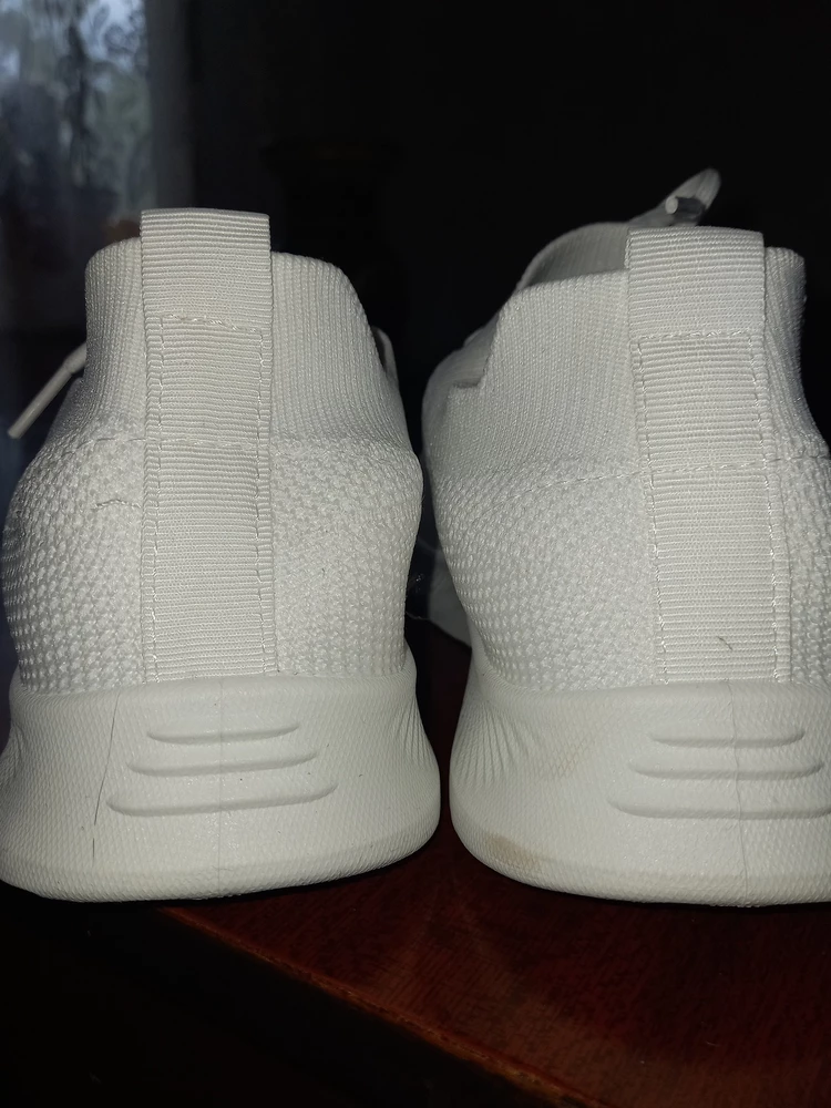 Кроссовочки мне очень понравились. Правда, не знаю надолго ли.  У меня вальгусная шишка, поэтому заказала широкие.