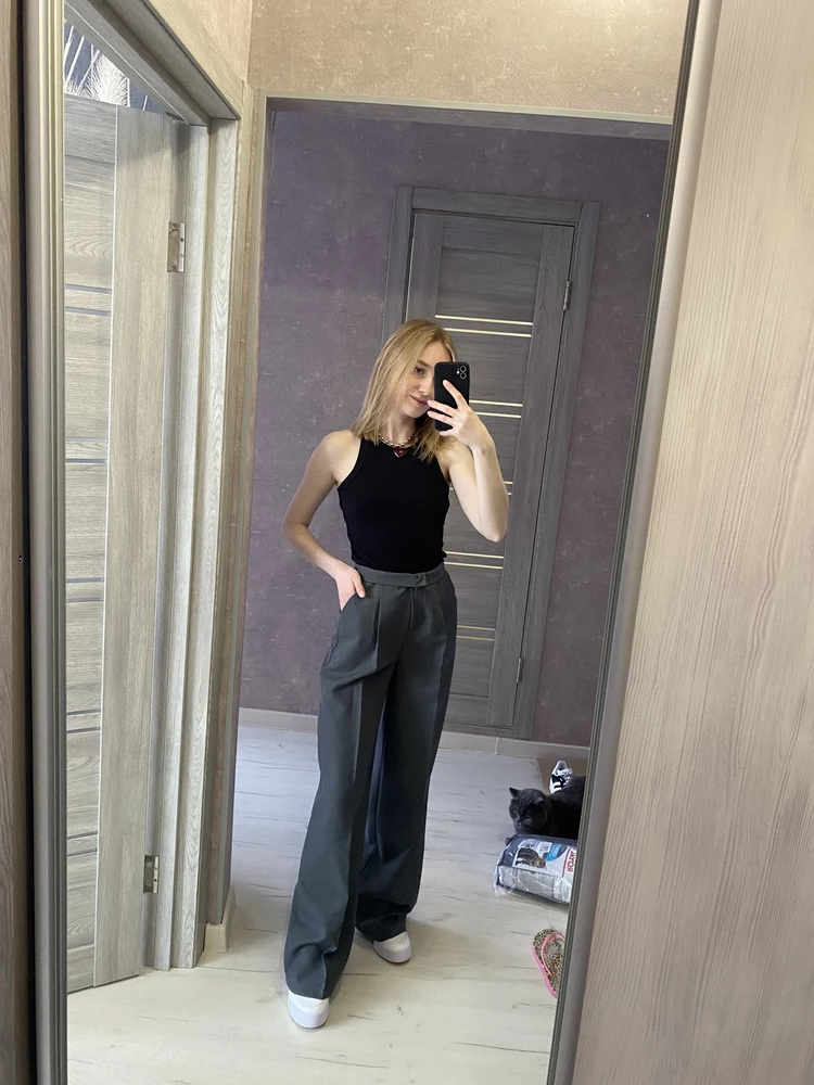 Брюки классные! Мне сложно найти брюки с узкой талией, но при этом оверсайз, а эти подошли идеально😍 на ОТ 62, ОБ 88 размер ХS как раз