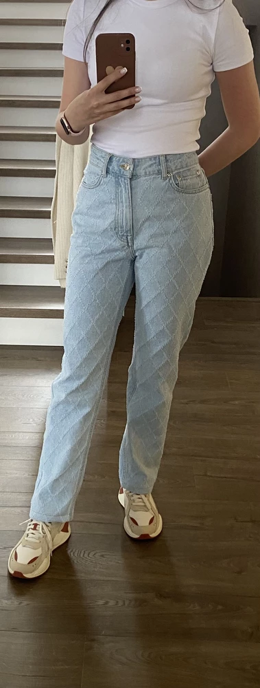 Классные джинсы, легкие, форму держат прекрасно, но большемерят. Я ушивала в бедрах и в длине.