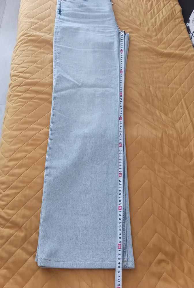 Очень приятная мягкая джинса, при этом плотная. Слегка тянутся. Цвет великолепный. Но это что за подстрелыши мне пришли? 85 (восемьдесят пять) см. по внутреннему шву. Гдее обещанные 96?! Очень разочаровательно.