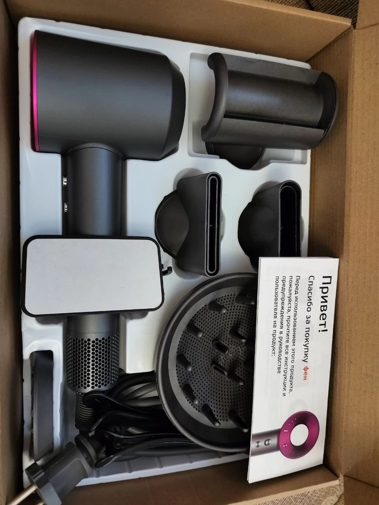 Упакован в дополнительную коробку, все пришло без повреждений. Замечательно справляется со своей задачей. Очень удобно, что есть заколочки в комплекте. Покупкой довольна!