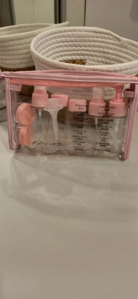 Хороший набор для поездок 🌍 Место занимает мало. Косметичка, и флаконы прочные 💕