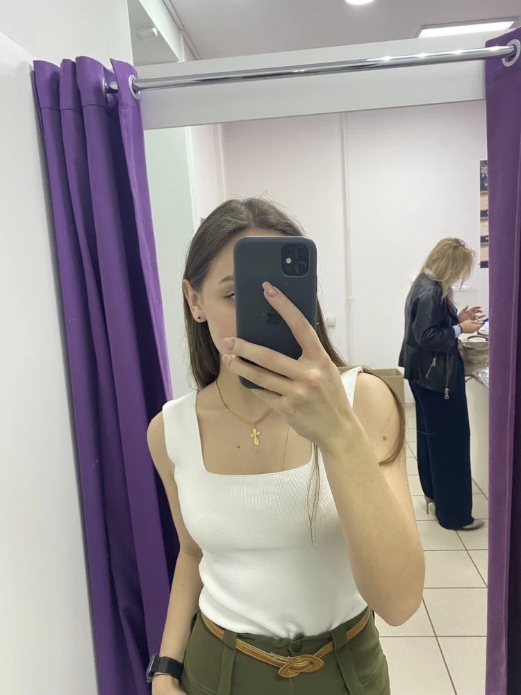 Топ вау…база, которая подходит абсолютно к любому низу. Ничего лишнего, приятный к телу, советую