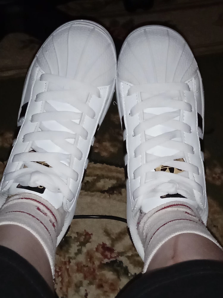 Ребят, естественно такие кроссовки не для бега и при физических нагрузках лопнет подошва, кроссовки для ходьбы в помещениях или по сухой погоде.
Качество хорошее, у меня размер 38, взяла 38, кроссовки впритык, но не сказала бы что жмут, так что размер нормальный. Упаковано неплохо, носить буду, цена может быть слегка завышена, но других нет, кароче лайк