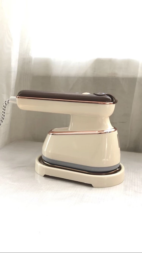 Очень быстрая доставка! Прекрасно упакован! Можно на подарок - все углы у коробки целые! Идеальный маленький помощник! Выглядит очень эстетично! Со своей задачей справляется на ура! Тюль, который страшно гладить, и который не отвисался, если вешать мокрым, отпариватель легко отгладил! Я в восторге!!!