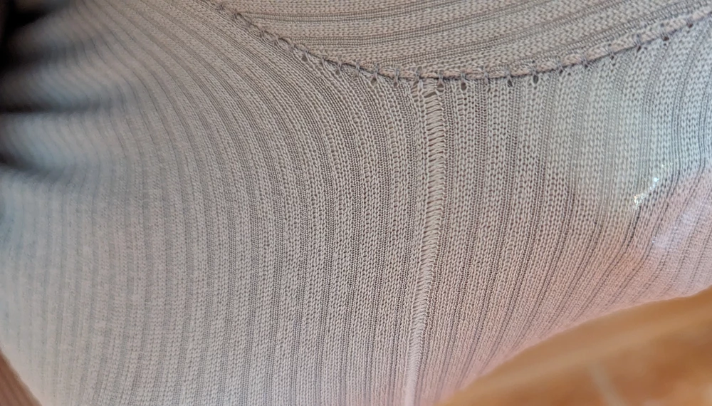 Выкупила вчера вечером, сегодня утром надела, через два часа пошла стрелка от шва сзади. У меня такое впервые.
Можно было бы предположить, что такое случается, если маленький размер. Но на свой 42-44 взяла L (для запаса).
Сами по себе они очень приятные и свободные. Цвет немного по-разному выглядит при разном освещении.