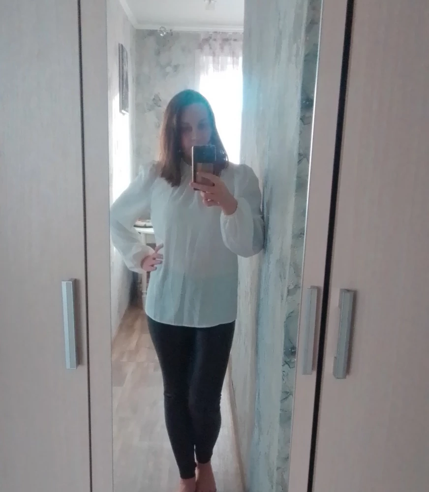 Ткань приятная к телу. Просвечивает, но не сильно. Швы все ровные, нитки не торчат. Осталась довольна покупкой.