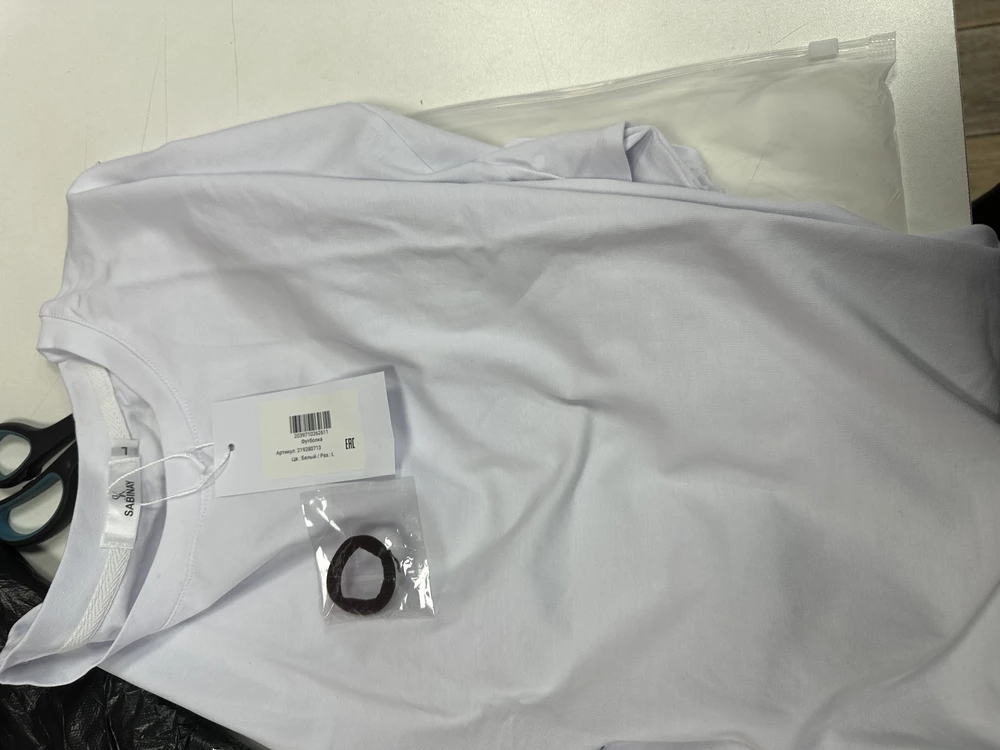 Классная футболка ,приобрела футболку для себя и дочке.На лето самое то😍не просвечивает.все швы ровные .Ткань хлопок💯,остались довольной ,спасибо за презентик .Рекемендую.