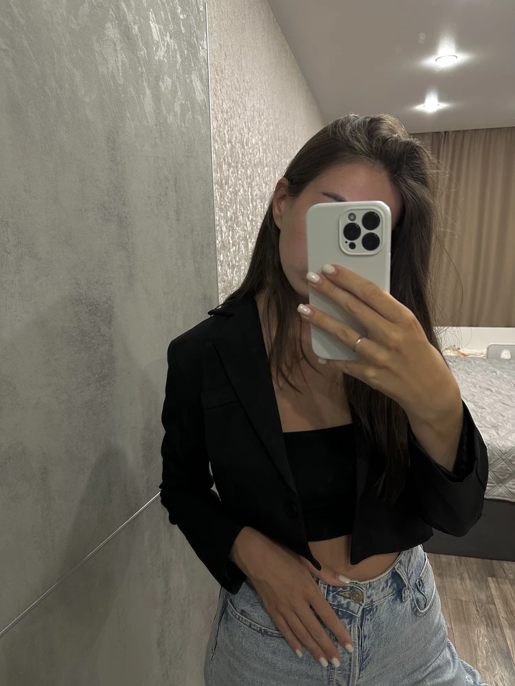 Классный пиджак 👍
Плотная теань, ровные швы
Брала пазмер М