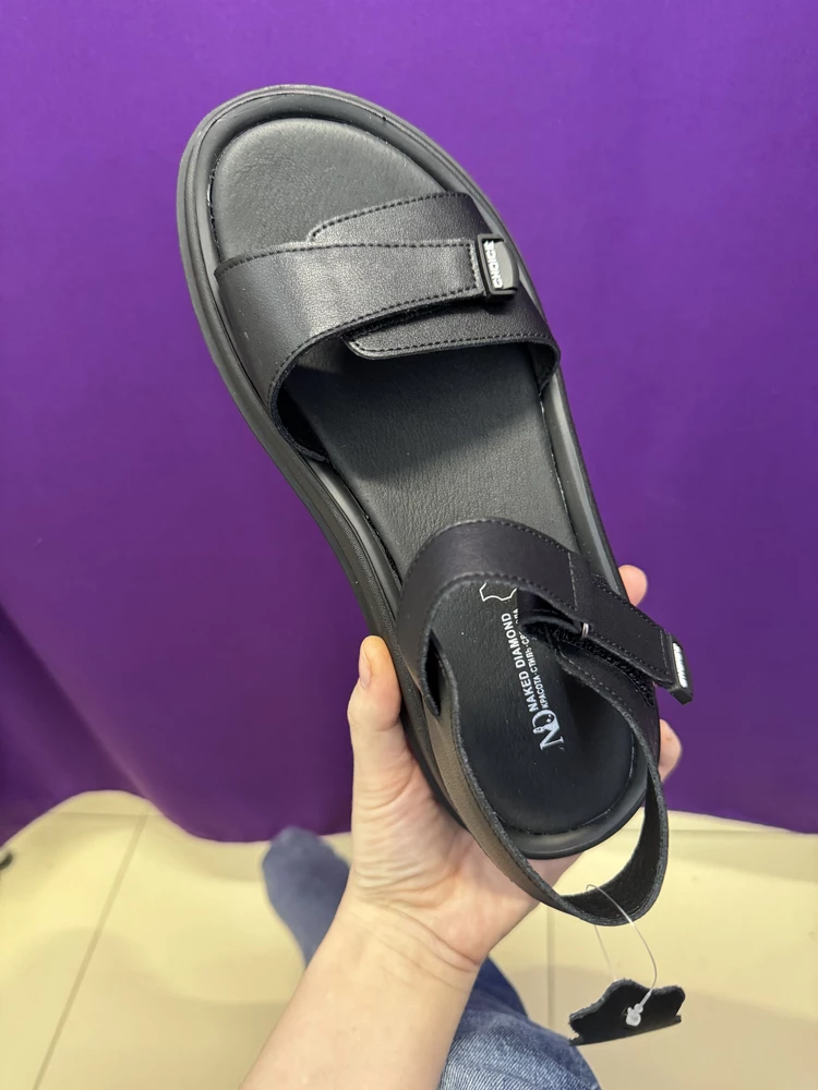 На 41 на широкую ногу в размер. Немного есть следы клея, но мне кажется не критично. Вроде как удобные. Полнота регулируется липучкой. Из коробки почему-то очень сильно пахнет химозой какой-то, а от самих босоножек нет