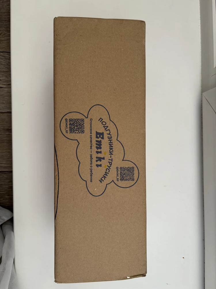 Доставка в коробке. Подгузники очень мягкие, идут в размер, резинка не давит, не протикали. НО к сожалению, есть но, наполнитель комкуется сильно - как у дешевых подгузников, как мокрая вата сбивается в один угол, из за этого расход увеличивается, менять приходится после каждого туалета, а не через час или два, о ночи говорить не приходится, сами понимаете всё.