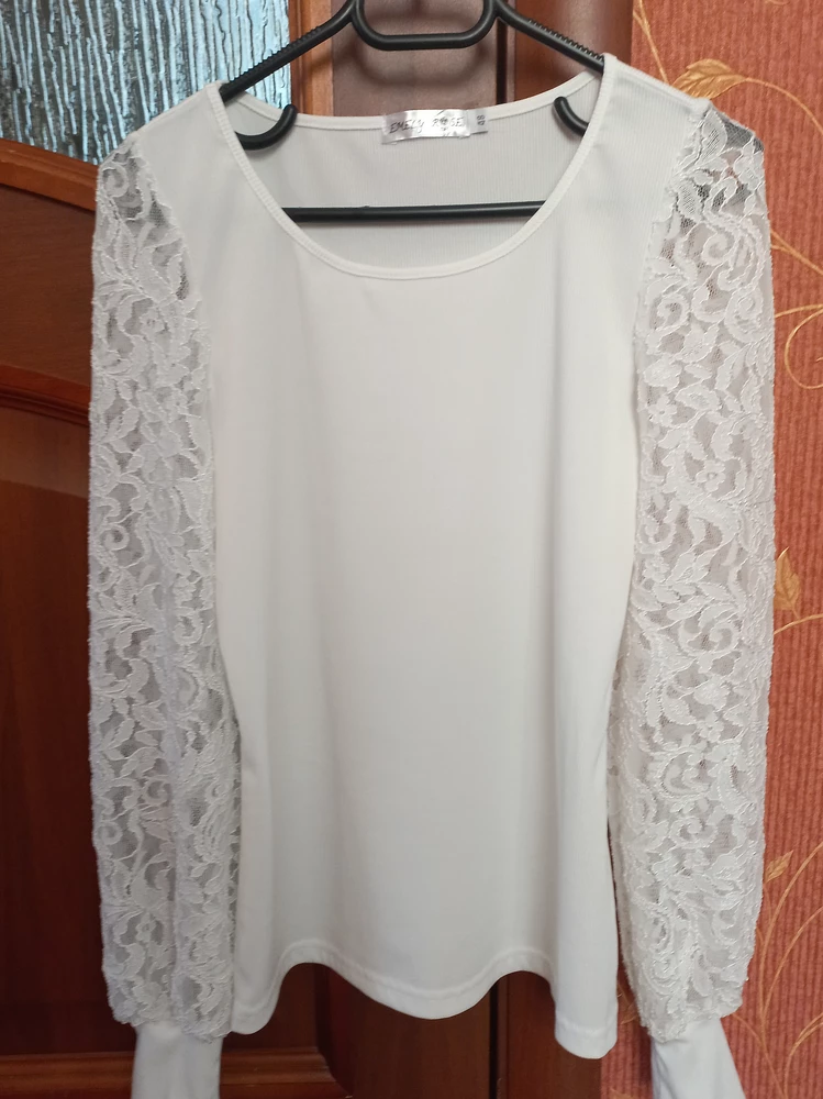 Брала свой р-р , под жилет норм, а если так носит в обтяг, перезаказывать не стала, т.к ношу её вместе с жилетом. Блузка хорошо смотрится, нарядная.