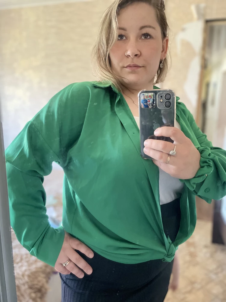 Рубашка 🔥 очень мягкая, рада что нашла такую вещь. Спасибо продавцу за подарочек в виде зелёной резинки для волос, размер совпадает.