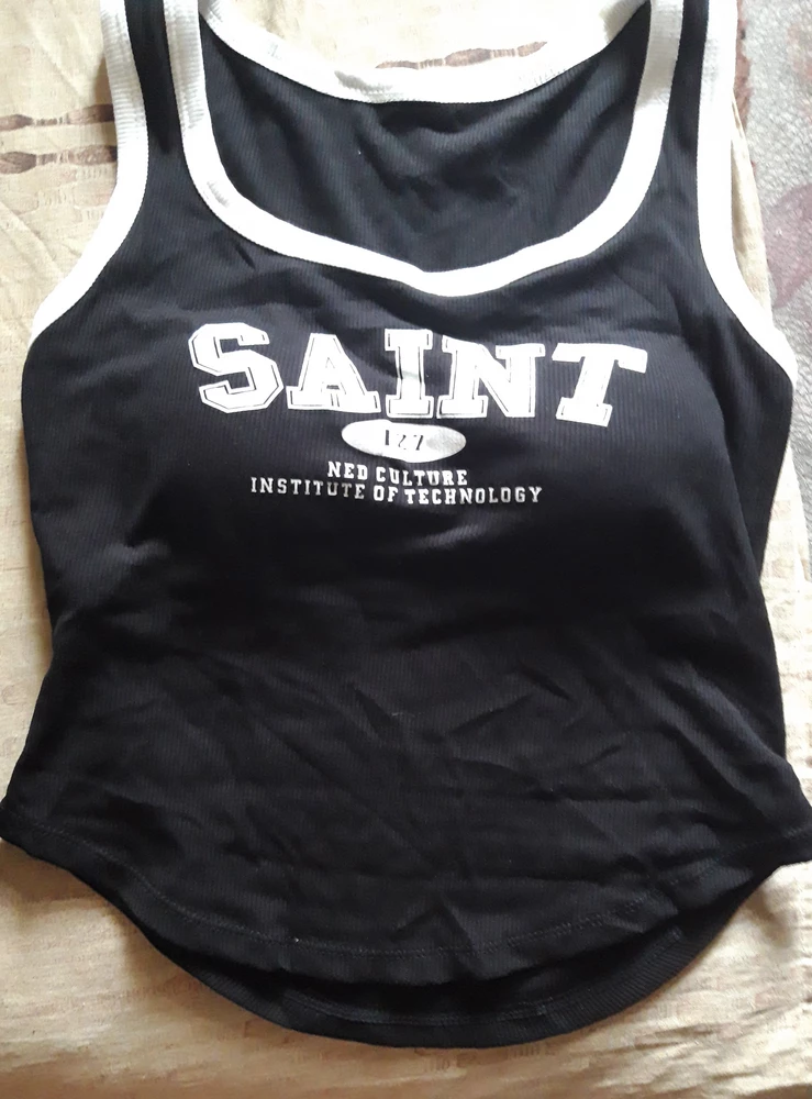 маечка хороша, ткань лёгкая и приятная, очень нравится что есть чашки, для лета или когда лень одеваться это прекрасно💞
чуть липнет принт, но я думаю это не смертельно