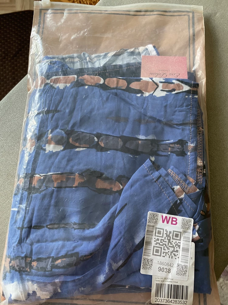 Купила платье для похода на пляж. На мой рост 160см и ОГ 122см этот размер прекрасно подошел, еще и место осталось!😀 Возможно немного укорочу длину, чтобы было комфортно ходить в сланцах. Ткань - плотная синтетика, но достаточно комфортная к телу! Цена 1300 руб тоже приемлемая. Фасон оверсайз замечатеььно скрывает недостатки и излишки фигуры!😉☝️Рекомендую дамам с формами!