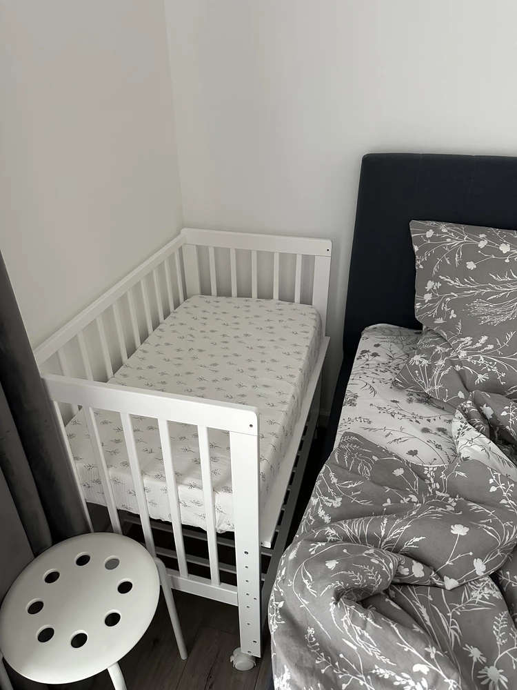 Кроваткой довольны, небольшая, для первого года малыша, можно сделать как приставную. Собирается легко
