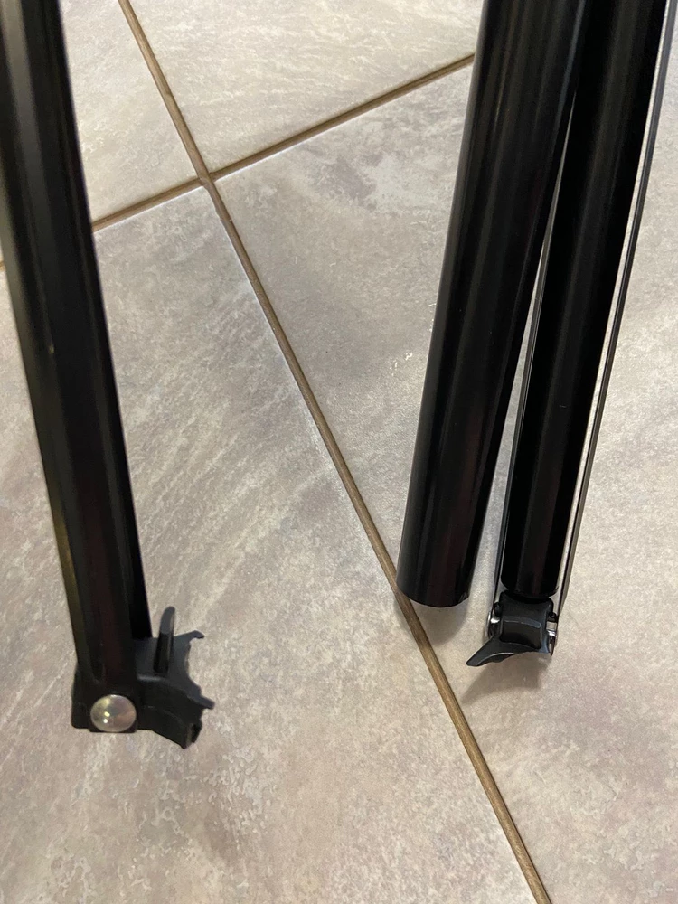 Заказала две лампы. Одна пришла целая все работает. Всторая с браком, сломан штатив. Перезаказала еще одну лампу она уже в пути. По браку написала обращение на него еще ответа так и не поступило! Были случаи брака у других покупателей отвечали оперативнее чем вы! Жду ответа на обращение!