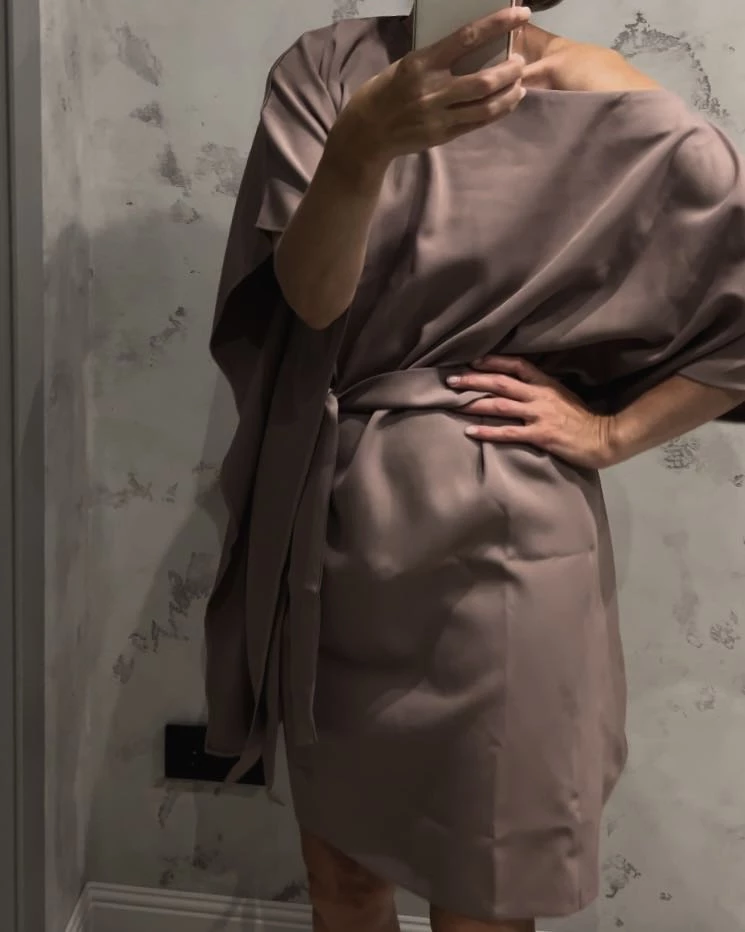 Платье понравилось,порадовала длина -на рост 170 чуть выше колена,не короткое как на моделях. Размер брала 48 село свободно,хорошо скрывает недостатки фигуры. Материал качественный,плотный,но не жёсткий,цвет соответствует.