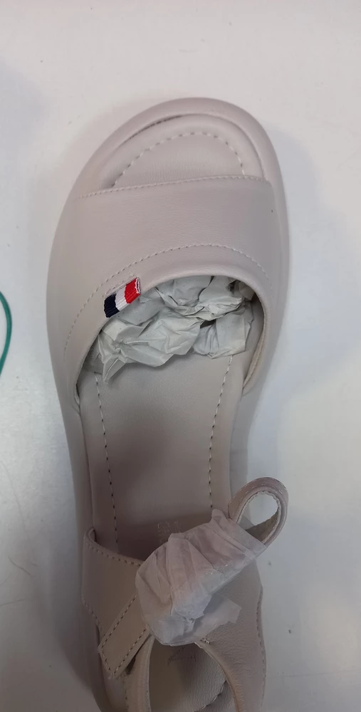 Пришли с браком, даже мерить не стала. Такой косяк нельзя было не заметить, однако упаковали. И блуждает эта несчастная, обклеянная скотчем коробка по пунктам...пока совсем не развалится.