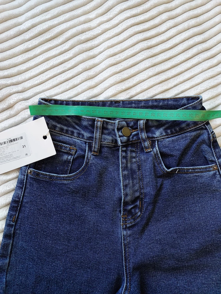 Заказывала 31 (52) размер, а пришли какие-то детские джинсы. Подросток 13 лет (обычного телосложения) не смог их одеть, что уже говорить про взрослого человека.
Хотя на этикетке и бирке на штанах стоит 31 размер. На фото видно, что полуобъем талии 28 см.
Само качество джинсов хорошее.
Попробую перезаказать нужный мне размер.
