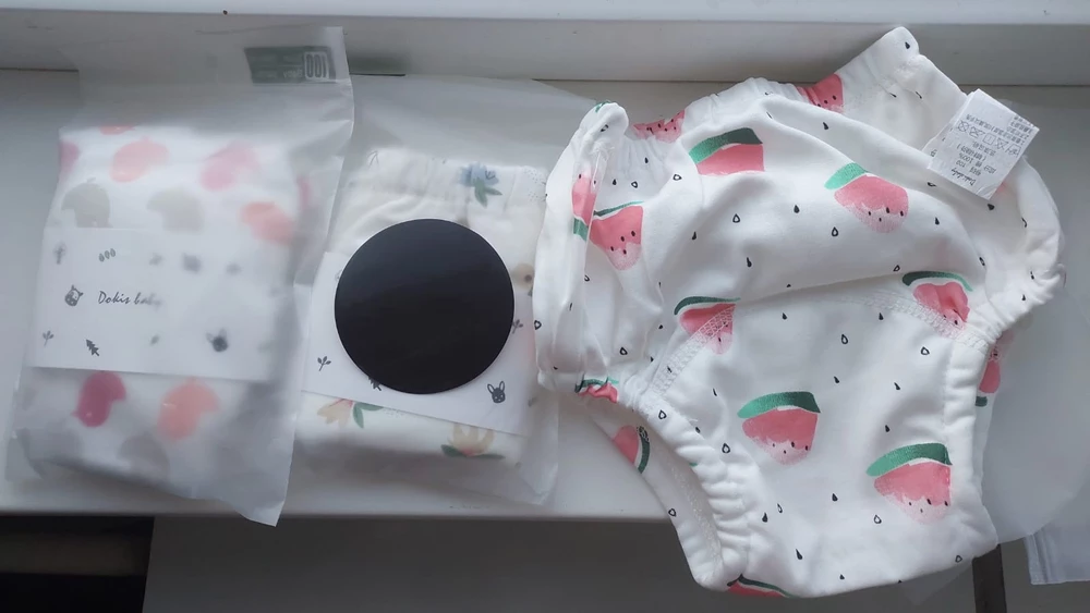 Трусы для приучения к горшку понравились! Мягкие , удобные , сшиты отлично !
После нескольких стирок стали еще лучше впитывать .
Жаль, что раньше не знала про такие !
Кстати, наклейка была в комплекте, но она черная , поэтому сразу не заметила .
В горшок уже приклеили- ребенок оценил )