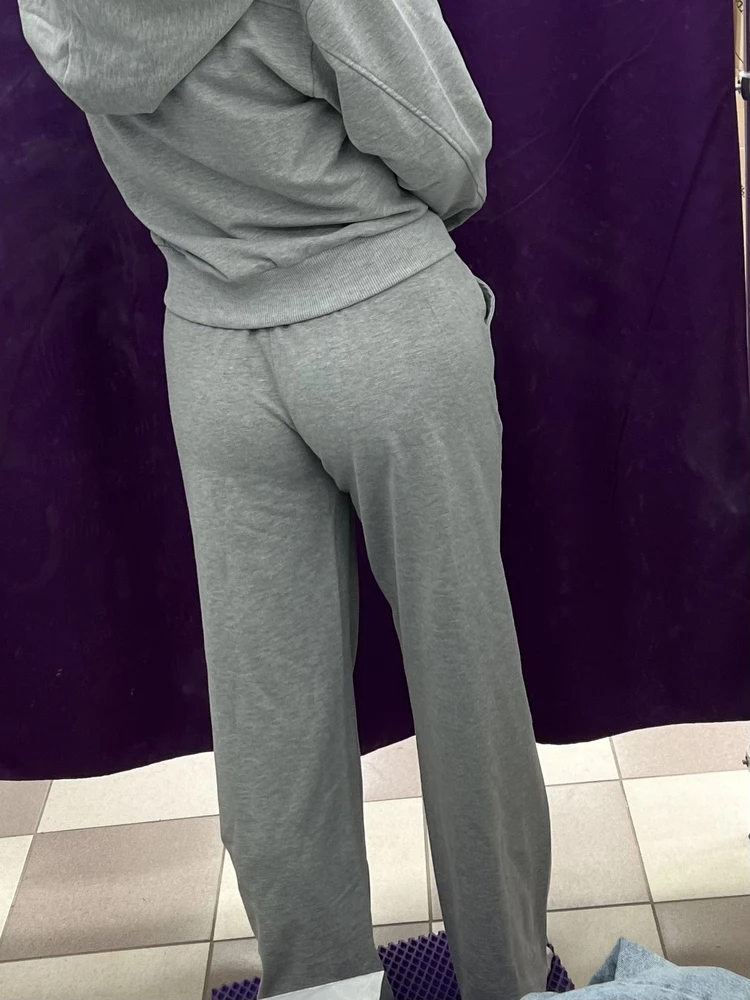 Костюм приятный,  идея классная. Материал качественный, прошито хорошо. Но что со штанами? Очень заниженая талия, чуть подтянуть и уже впивается в просежность, соответственно на попе не красиво сразу. Или модель на девочек с осиной талией…