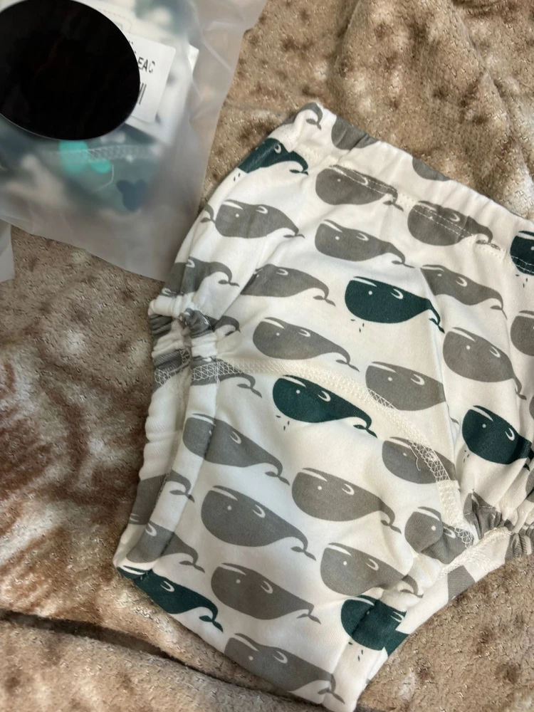 Подбирала размер по таблице, подошли идеально. Качество хорошее , луж и правда теперь нет.
За наклейку для горшка тоже отдельное спасибо!