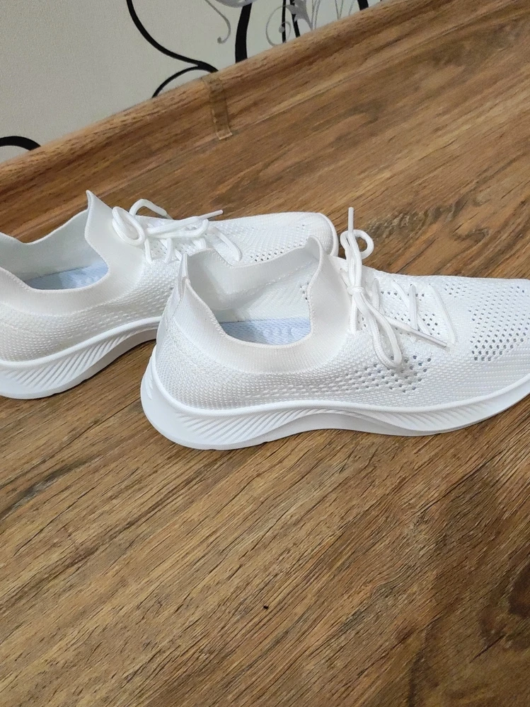 Кроссовки отличные, лёгкие, дышащие, удобные, размер соответствует. Рекомендую к покупке 👍🔥 Спасибо продавцу и производителю 🤗