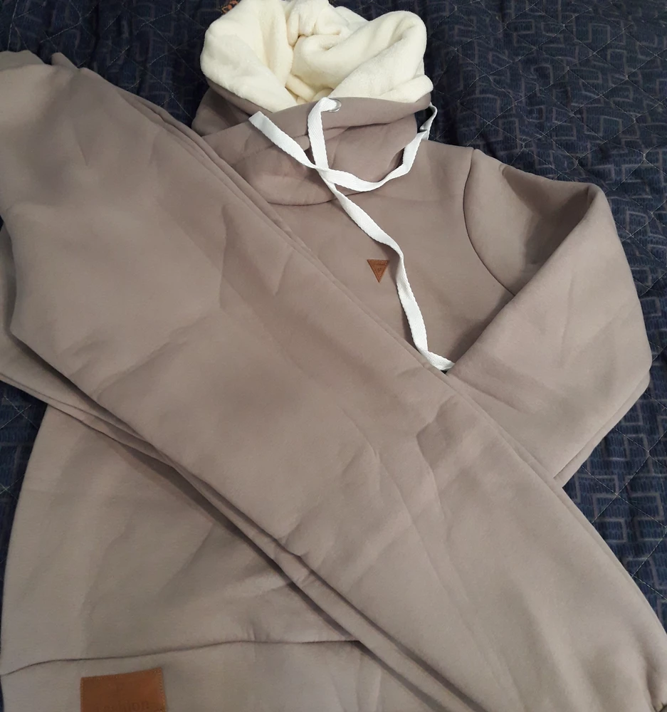 Костюм просто бомба, очень тёплый, мягкий, удобный. Цвет, брала капучино, соответствует. На свой 44 взяла 46, сел отлично. Доставка очень быстрая. Большое спасибо продавцу.