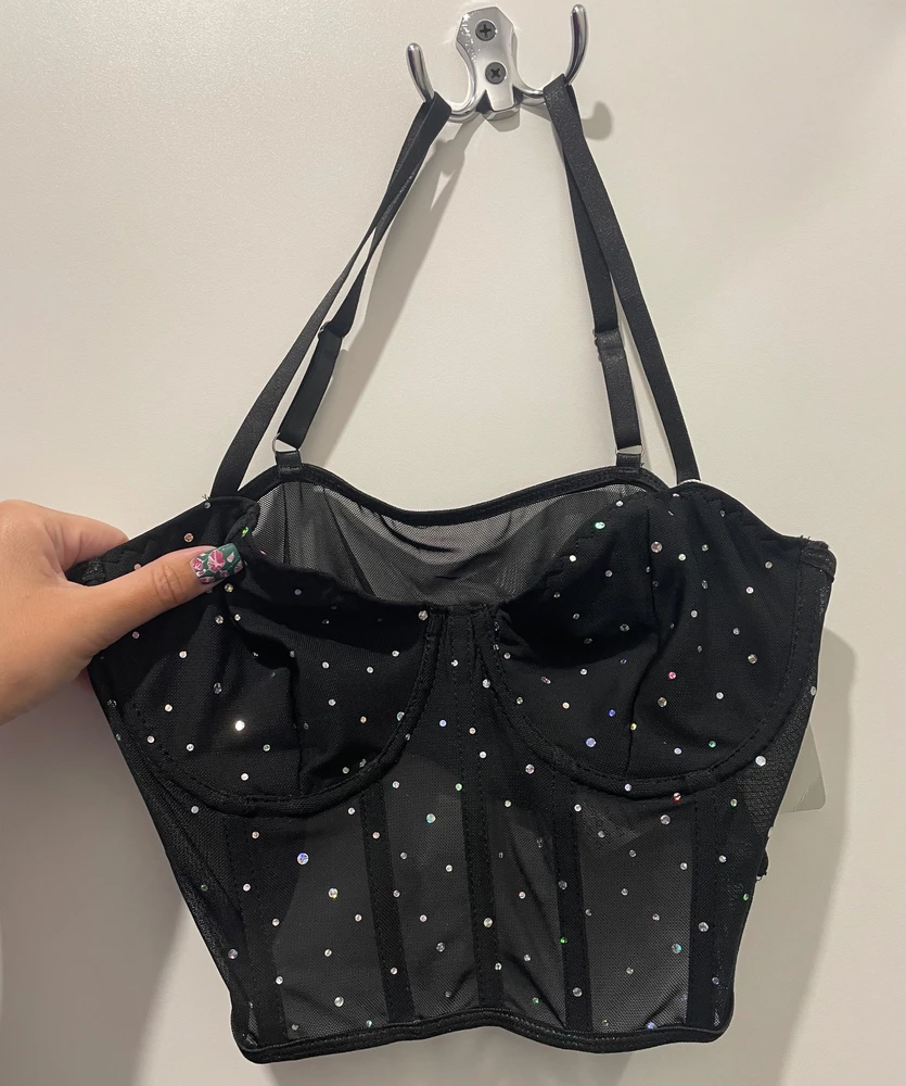 Красивый , нарядный , хрупкий  , очень маломерит на 44 маленький , и на небольшую грудь