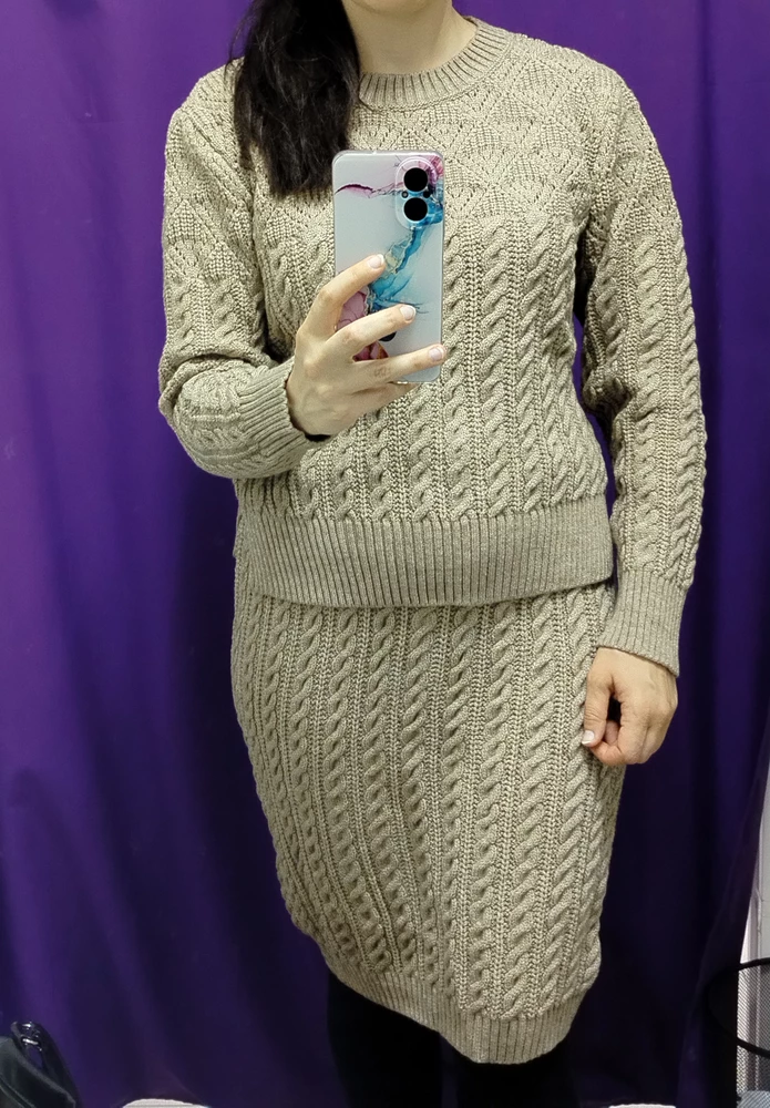 Костюм качественный, очень тёплый. Почти не просвечивает (просвечивает только тёмное бельё в верхней части джемпера). На рост 165 юбка длинновата, но можно натянуть её повыше на талии, тогда идеально)) на размер 46-44 подошёл костюм. Сидит свободно, не колется, в нём удобно. Но предупреждаю сразу, что он отлично будет смотреться только на идеальной фигуре. Все недостатки наоборот подчеркнёт.
Я отдала меньше 900 рублей, отличное качество за такие деньги! Я очень довольна. Спасибо продавцу. Рекомендую к покупке