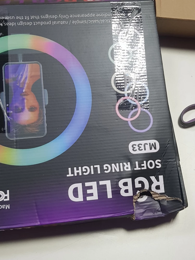 Слегка помят штатив. Нет плосмассавой ножки на триноге. Кнопки на управлении перепутаны, не соответствуют.