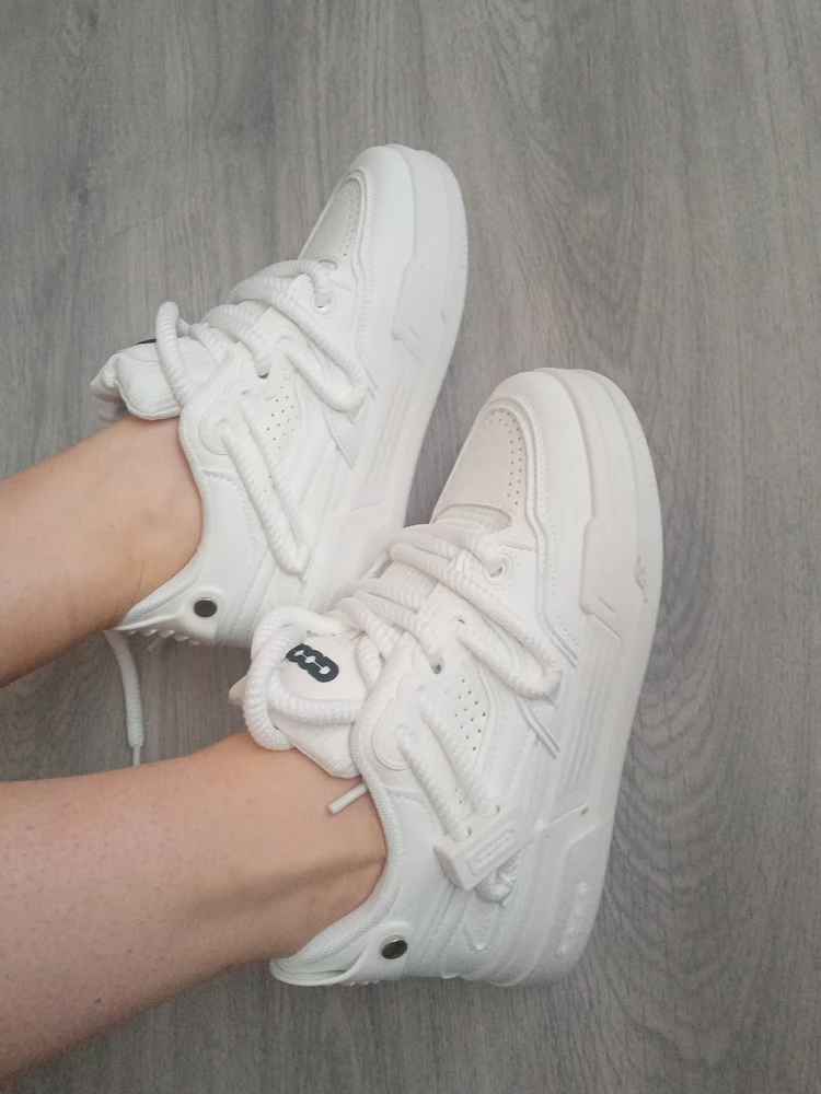 Кроссовки супер. Мягкие, лёгкие и очень удобные. Смотрятся не такие большие как на фото, но это больше плюс чем минус, на теплую весну думаю будет жарковато, но те я зяблик, мне идеально )в общем они теперь любимые ❤️ Спасибо продавцу🤟