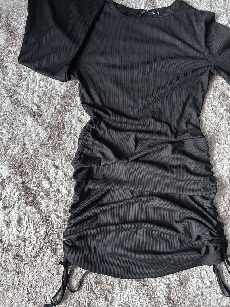 Очень красивое платье, чувствуешь себя в нем очень нежной.
Ужобно что регулируется , скрывает животик, таант приятная к телу.