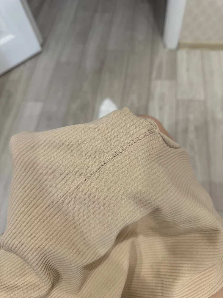 Стрелка после первой же носки, ужасное качество, красная цена этим лосинам 200 руб