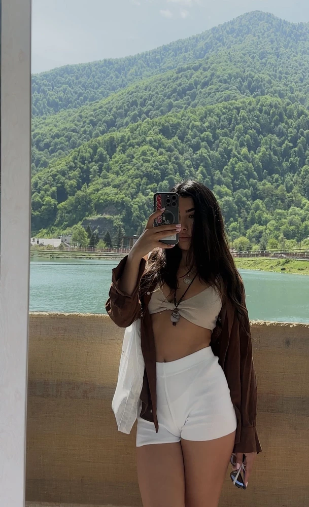 Суперские шортики, брала черные и белые 
На бедра 90, талию 67 сели отлтчно