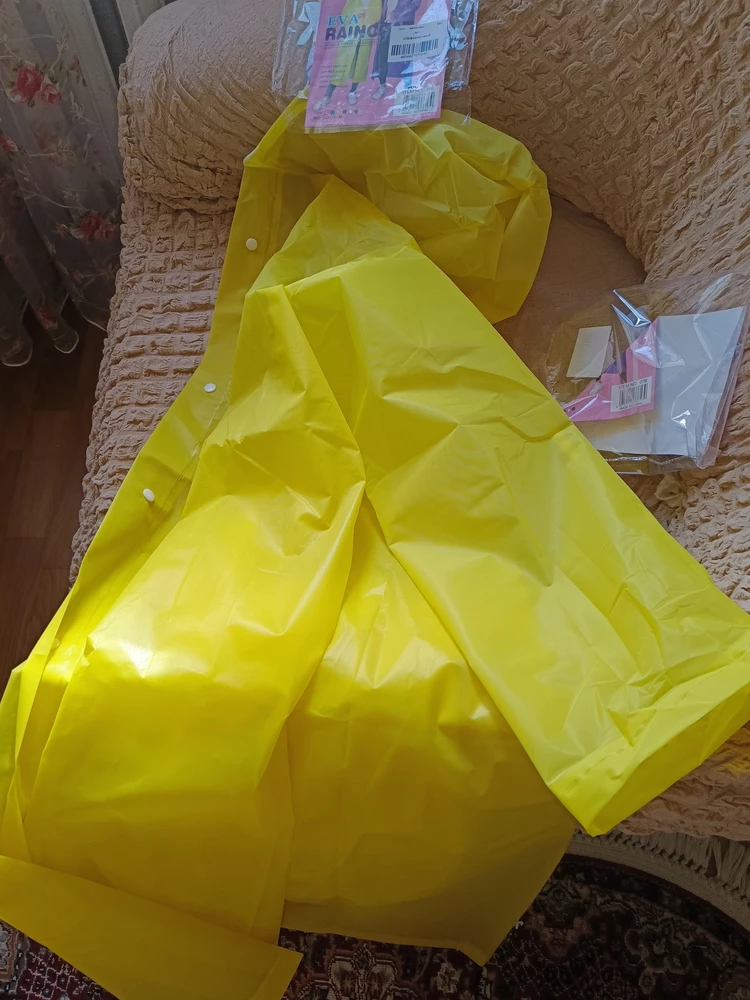 Отличный 👍 дождевик, качество 😍, плотный качественный материал, расцветка яркая как на картинке. Смотрится очень красиво и стильно. Рекомендую!!!