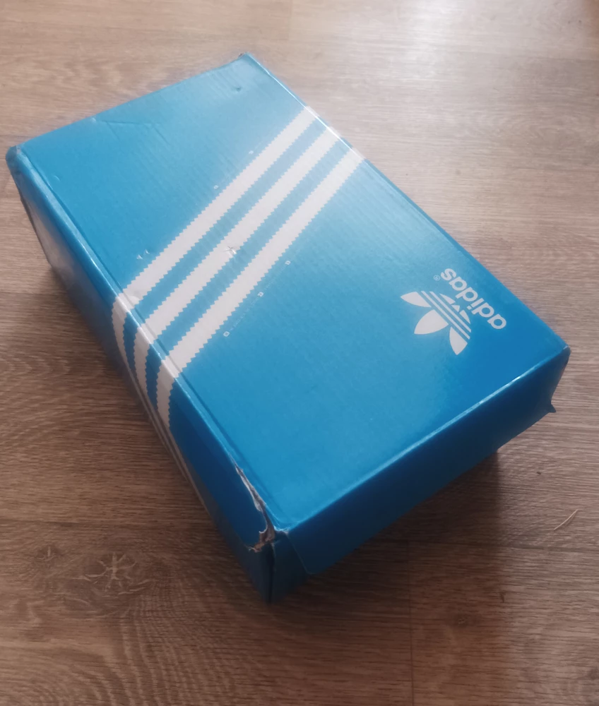 Ну так вроде ничего....сойдёт. Дочь попросила купить. Себе бы я такое не взял. На коробке походу крысы продолжением рода занимались. Но дочери сами тапки понравились. Убежала в них гулять, поэтому сфоткать не могу.