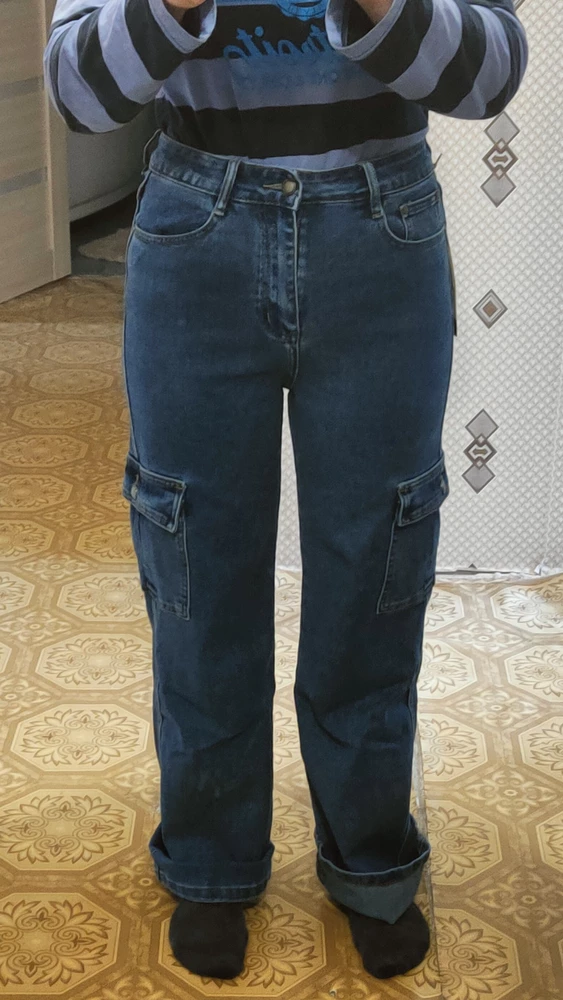 Нормальные джинсы,посадка высокая, в меру плотные. Рост 158, об 97,от 77.