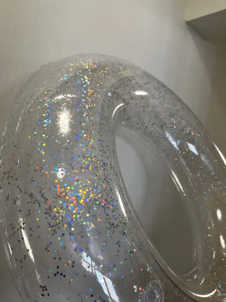 Отличный круг, блестит даже при комнатном свете, уверена что на солнце будет сверкать ещё сильнее. Материал прочный, пролежал сутки и совсем не спустил. Спасибо большое продавцу😍