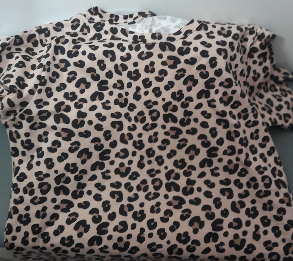 Качество понравилось,а вот цвет  нет. На фото продавца основной фон футболки очень светлый ,а не бежевый.