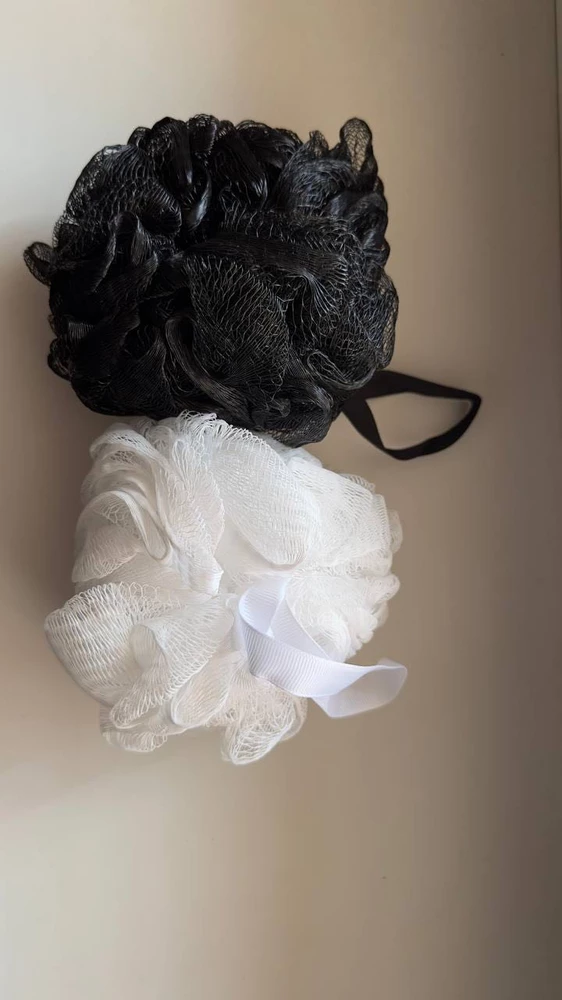 Неплохие мочалки, мягкие, имеют небольшой запах. После использования запах исчез. Приятные к телу, хорошо мылятся. Рекомендую👍🏻