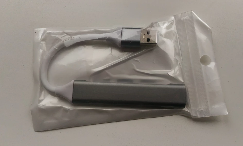 Плоский, компактный, удобный. Отлично решил проблему с недостатком  USB-портов на ноуте.